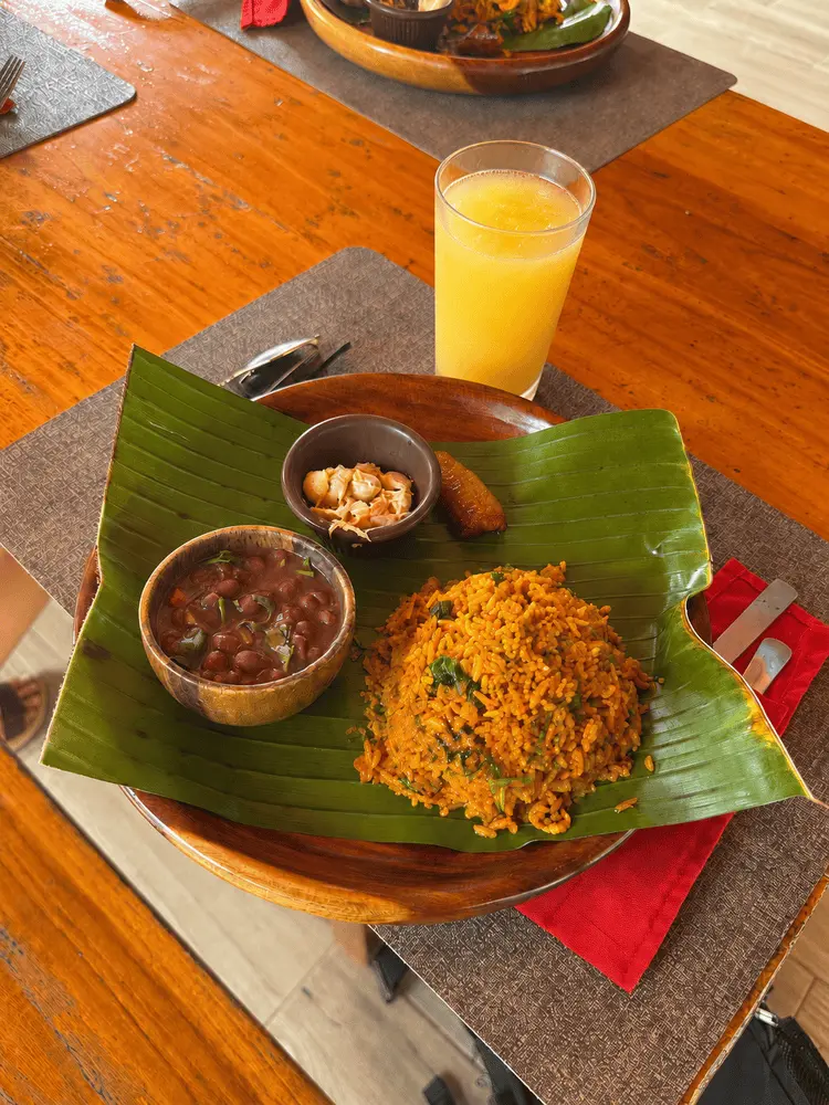 Un almuerzo típico costarricense servido durante un tour en cuatrimoto con Costa Rica Jade Tours cerca de Manuel Antonio, Costa Rica