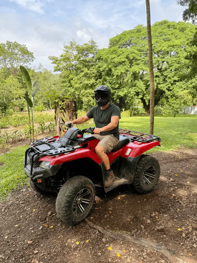 La configuración de cuatrimoto de nuestros amigos durante nuestro tour con Costa Rica Jade Tours en febrero de 2026 cerca de Manuel Antonio, Costa Rica